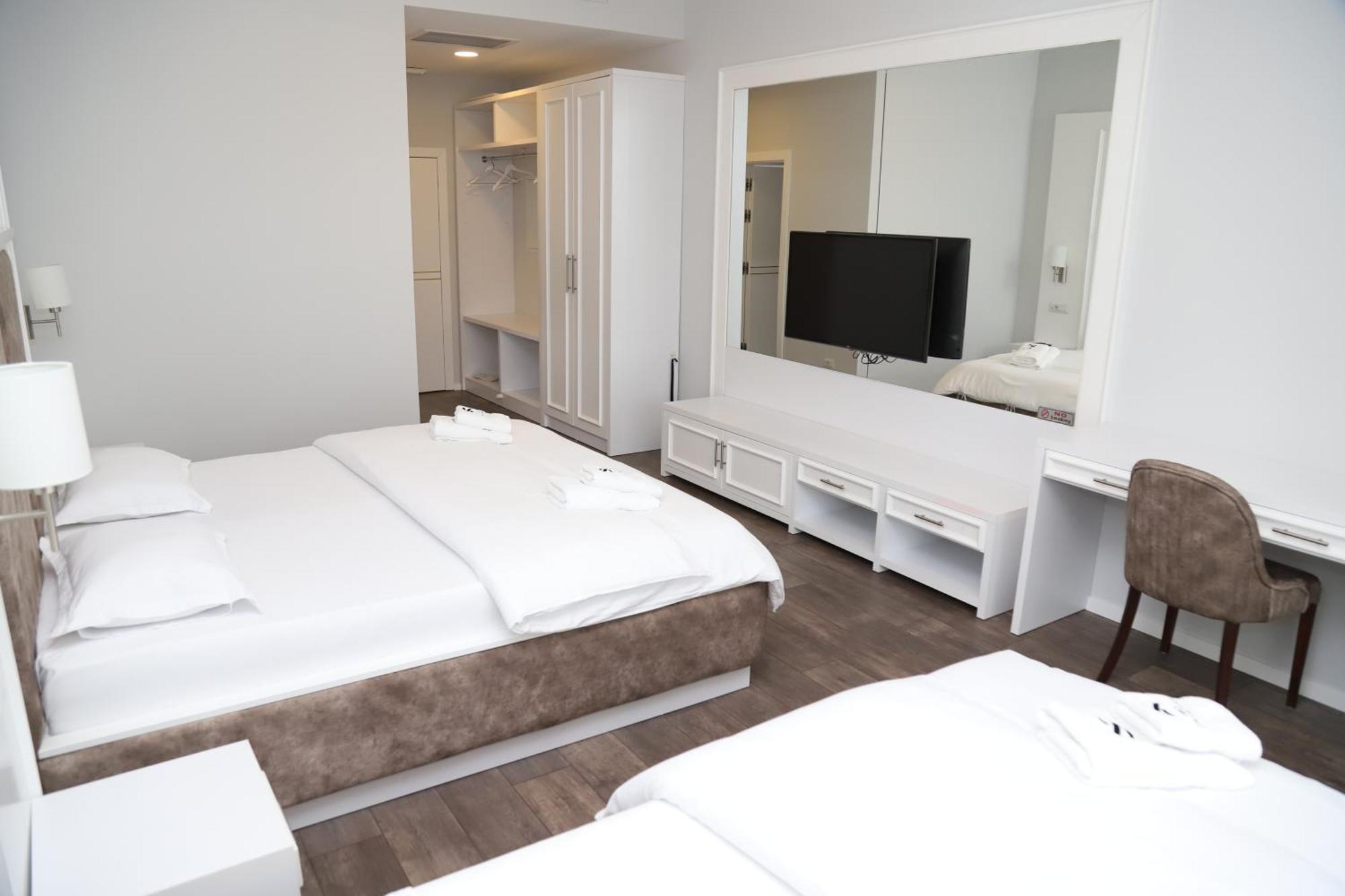 Sky Hotel 普里兹伦 外观 照片