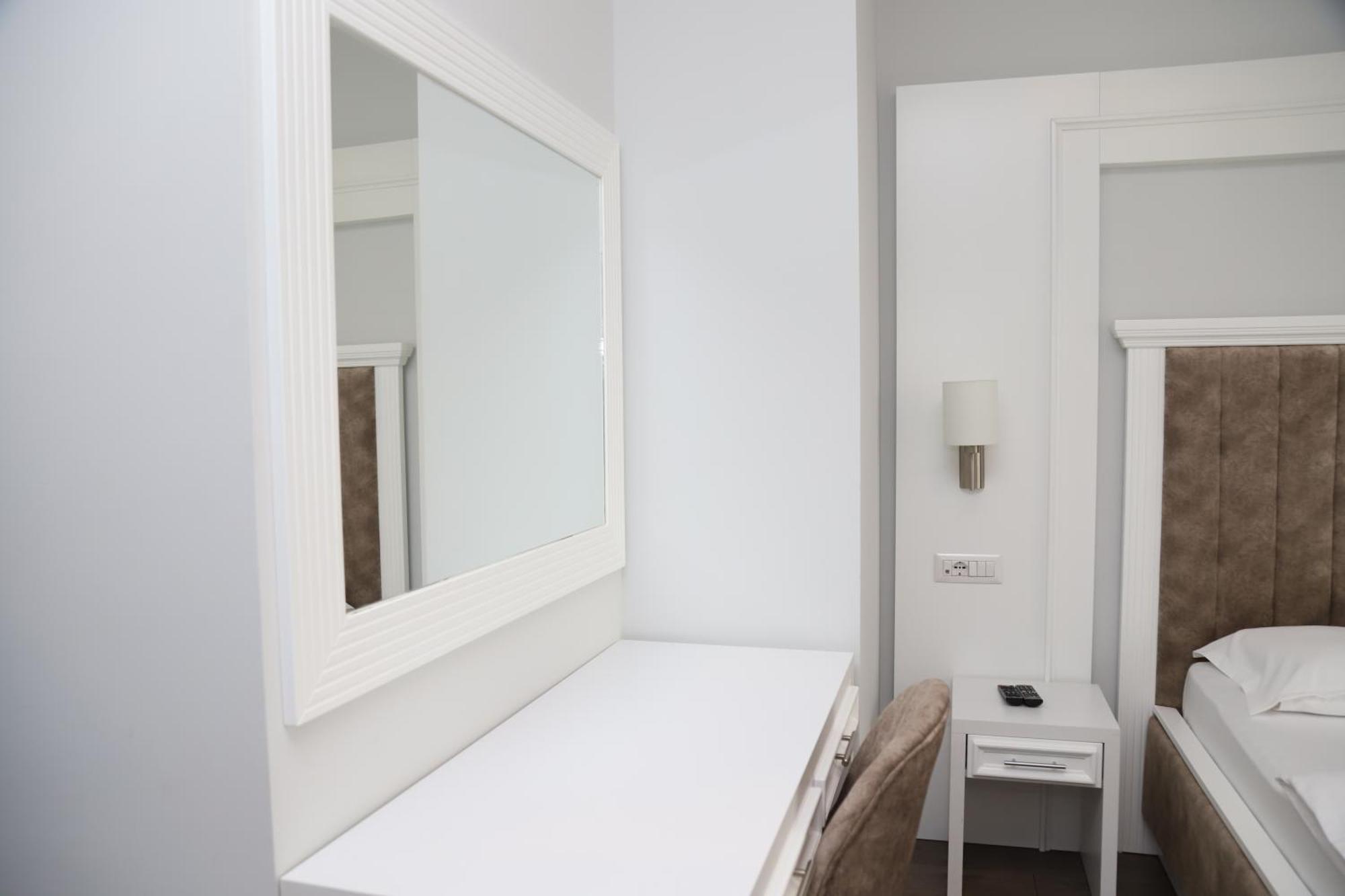 Sky Hotel 普里兹伦 外观 照片